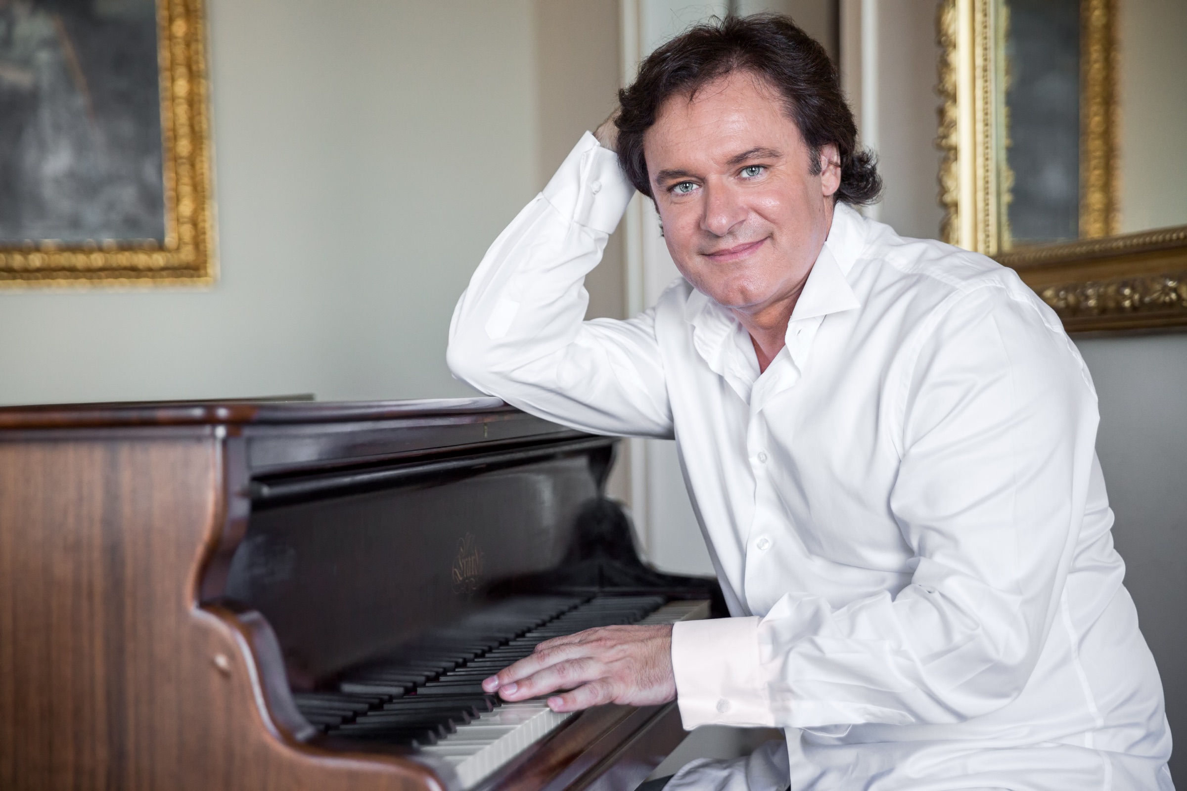 José Alberto Reis junto ao piano